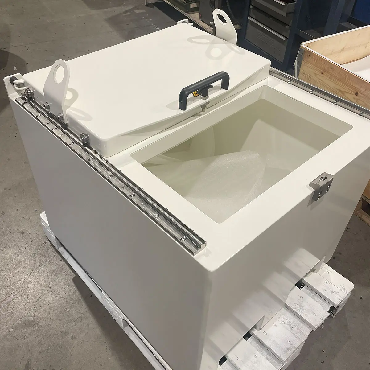 Shielded Decay Container with Sliding Opening