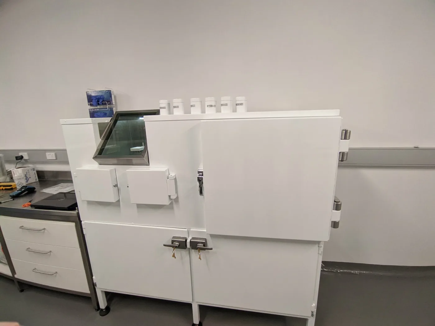 Shielded synthesis workstation